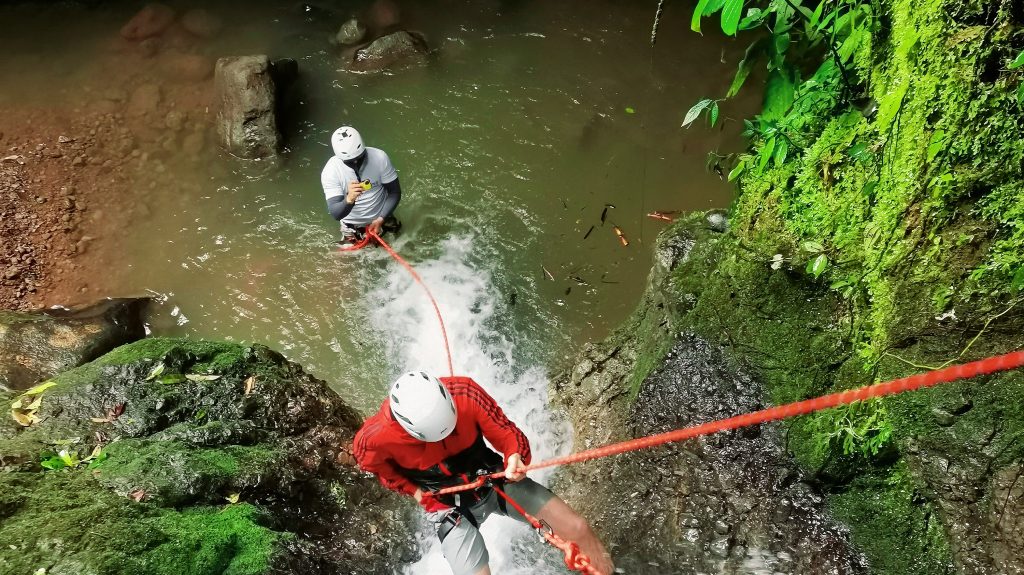 travel with amazing vacations costa rica